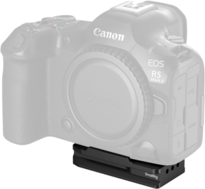 800q-01_134098 Canon EOS R5 Mark II, jonka runko on suurimmaksi osaksi häivytetty, ja jossa korostuu kameran jalustaan kiinnitetty musta SmallRig 5424 Airtag Arca-Swiss Mount Plate for Canon.