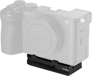 800q-01_134099 SmallRig 5423 Airtag Arca-Swiss Mount Plate for Sony on kiinnitetty hopeanvärisen Sony Alpha 7C -kameran rungon pohjaan, molemmat kuvassa eristettyinä vaalealla taustalla.