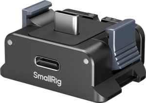 800q-01_134138 SmallRig 5376 Battery Adapter Plate for DJI Osmo Pocket 3 on musta kameran lisävaruste, jossa on USB-C-liitin yläosassa, sivukahvat ja USB-C-portti edessä. "SmallRig" on painettu laitteen etupuolelle.
