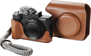 SmallRig 5385 Leather Case Kit for Canon PowerShot V1 -nahkakotelosarja, ruskea, kuvassa musta Canon-digitaalikamera, karvainen mikrofoni, suojus ja punottu rannehihna, näkyy valkoisella pohjalla.