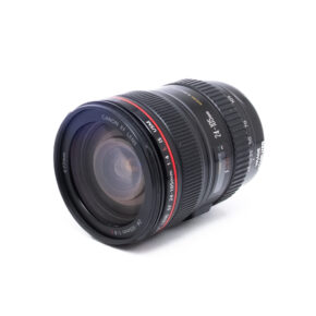 Canon 24-105 f4 L IS USM VVS-2 Canon EF 24-105mm f/4 L IS USM - Käytetty -objektiivi näkyy valkoisella pohjalla, ja sen punainen rengas, zoomaus- ja tarkennusrenkaat sekä näkyvät polttovälimerkinnät korostuvat.