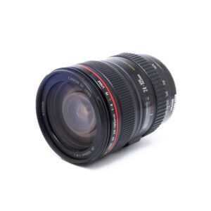 Canon 24-105 f4 L IS USM VVS-2 Canon EF 24-105mm f/4 L IS USM - Käytetty -objektiivi näkyy valkoisella pohjalla, ja sen punainen rengas, zoomaus- ja tarkennusrenkaat sekä näkyvät polttovälimerkinnät korostuvat.