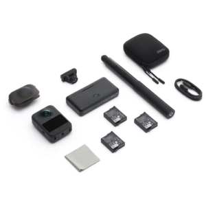 DJI Osmo 2 DJI Osmo 360 Adventure Combo sisältää toimintakameran, kaksi akkua, kahvakahvan, kantokotelon, objektiivin suojuksen, kiinnitystelineen, latauskaapelin, puhdistusliinan ja akkulaturin - kaikki siististi järjestettynä valkoiselle pinnalle.