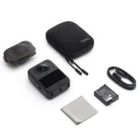 DJI Osmo DJI Osmo 360 Standard Combo sisältää kompaktin toimintakameran, linssisuojan, mustan "OSMO"-kantolaukun, USB-kaapelin, akun ja puhdistusliinan, kaikki siististi järjestettynä valkoisella pohjalla.