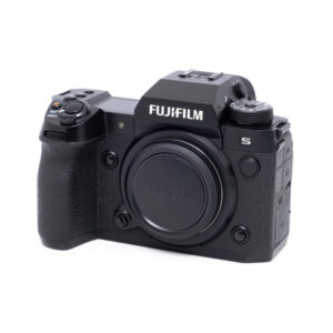 Fujifilm X-H2S-2C00498-1 Käytetty Fujifilm X-H2s (SC 9100, 12 kk takuu, sis. alv 25,5 %), musta kamerarunko, jossa on Fujifilmin logo ja erilaisia säätimiä ja painikkeita ylä- ja sivupuolella, ilman objektiivia.