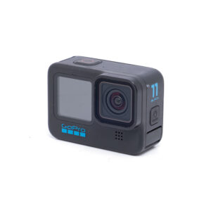 GoPro 11 Black-1 Käytetty GoPro Hero 11 Black + lisävarusteet, jossa on laaja linssi, pieni etunäyttö ja GoPro-brändi valkoisella pohjalla.