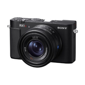 Layer 7 Musta Sony RX1R III -kompaktikamera, jossa on ZEISS-objektiivi, näkyy valkoisella pohjalla korostaen objektiivia, valintakiekkoja ja kuvioitua kahvaa.