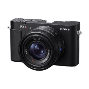 Layer 7 Musta Sony RX1R III -kompaktikamera, jossa on ZEISS-objektiivi, näkyy valkoisella pohjalla korostaen objektiivia, valintakiekkoja ja kuvioitua kahvaa.