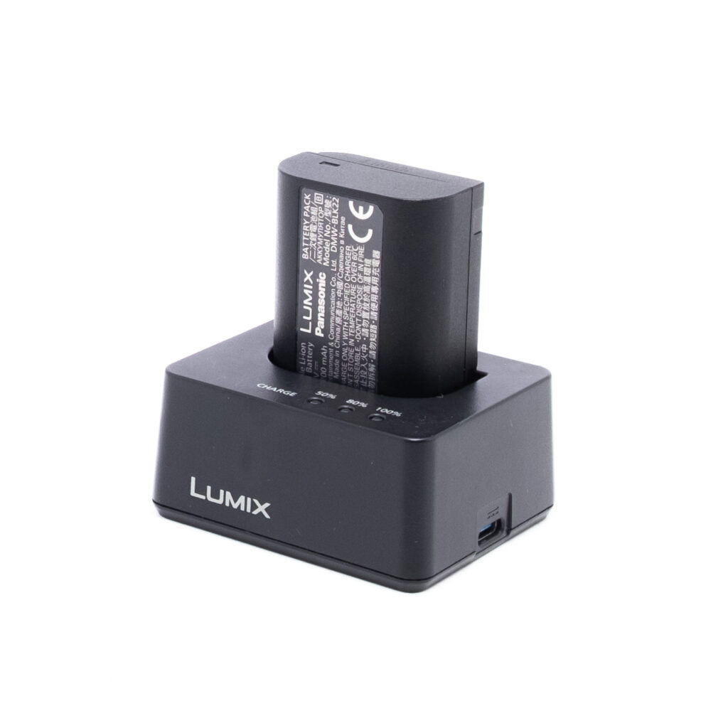Lumix Laturi ja Akku BLK22 Panasonic Panasonic BLK22 Charger USB-C + DMW-BLK22 akku (sis. ALV 25,5%) - Käytetty