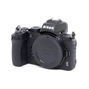 Nikon Z50-1 Nikon Z50 (SC 300, Kunto K5) - Käytetty runko on esitetty mustana valkoisella pohjalla ilman objektiivia, ja etupuolella olevat säätimet, painikkeet ja mallinimi on korostettu.