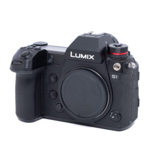 Panasonic Lumix S1-1 Käytetty Panasonic Lumix DC-S1 (SC 17800, 6 kk takuu, sis. alv 25,5%) peilitön kamerarunko mustana, jossa on säätimet ja kuvioitu kahva, objektiivi ei sisälly.