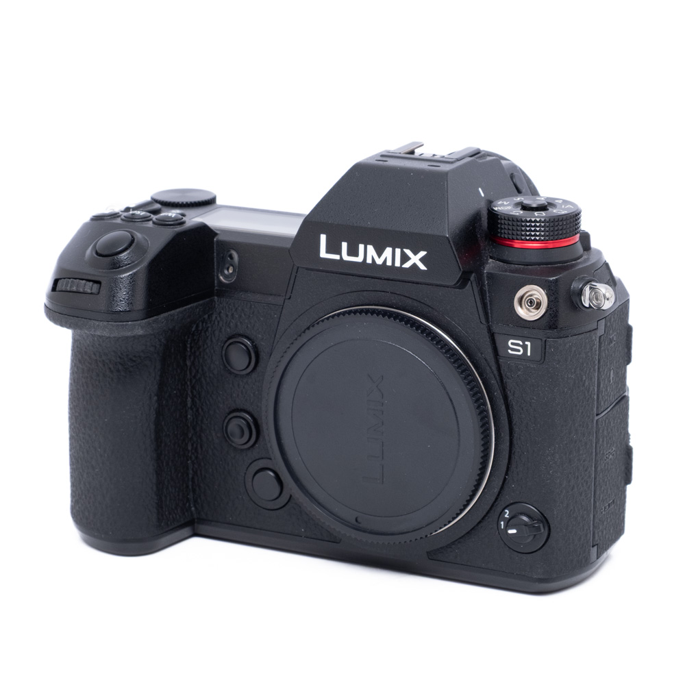 Panasonic Lumix S1-1 Käytetty Panasonic Lumix DC-S1 (SC 17800, 6 kk takuu, sis. alv 25,5%) peilitön kamerarunko mustana, jossa on säätimet ja kuvioitu kahva, objektiivi ei sisälly.