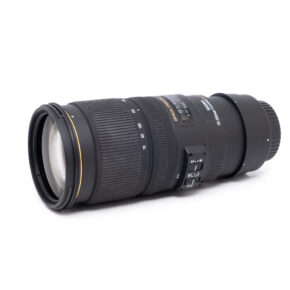 Sigma 70-200mm f2.8 DG HSM Canon-2 Sigma 70-200mm f/2.8 APO OS DG HSM Canon EF -objektiivi, käytetty, musta, jossa on zoomaus- ja tarkennusrenkaat, säätökytkimet ja kultainen rengasyksityiskohta valkoisella pohjalla.
