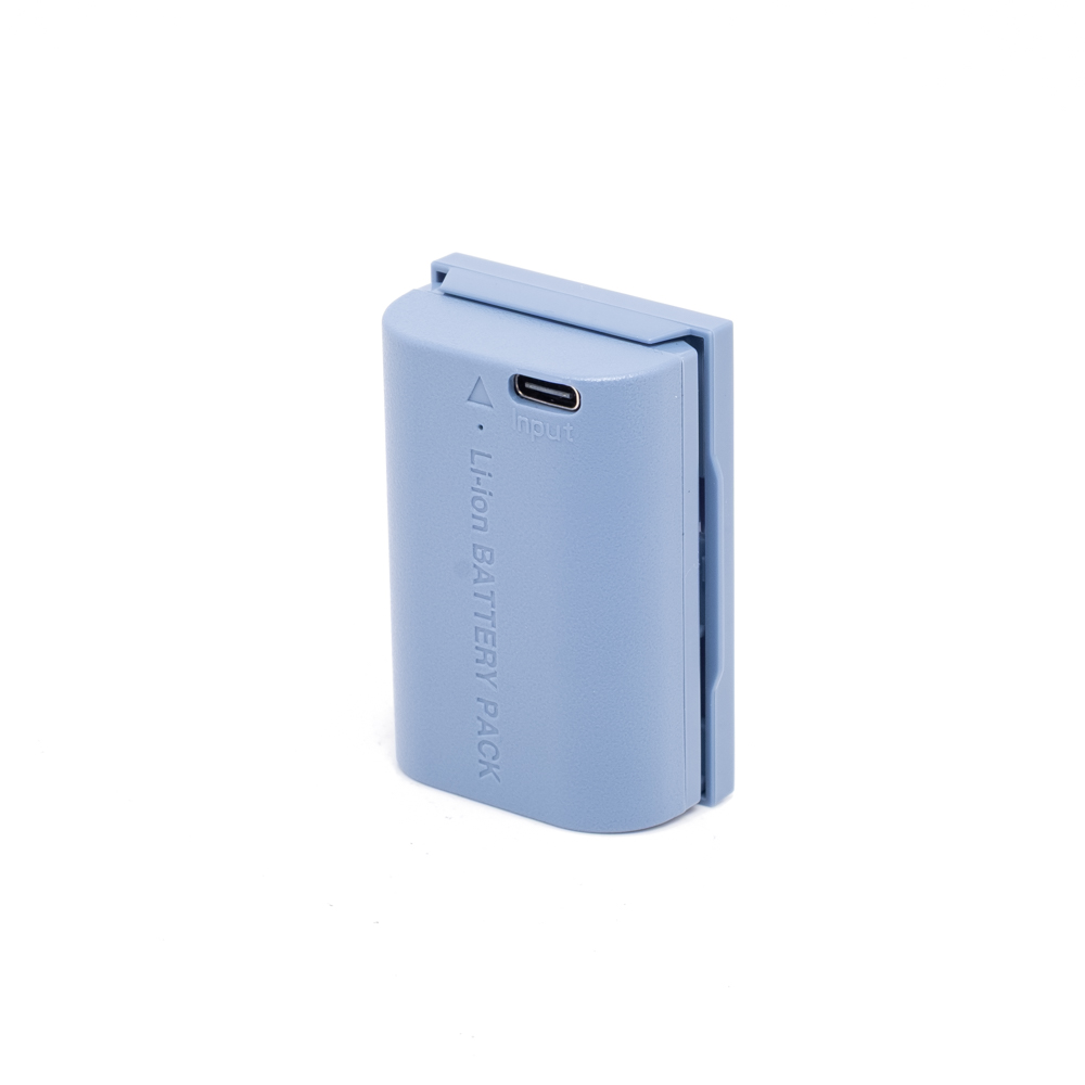 Smallrig en-el6-1 SmallRig 4264 USB-ladattava Canon LP-E6NH -akku (käytetty), vaaleansininen, jonka yläosassa on USB-C-latausportti, seisoo pystyssä valkoisella pohjalla.