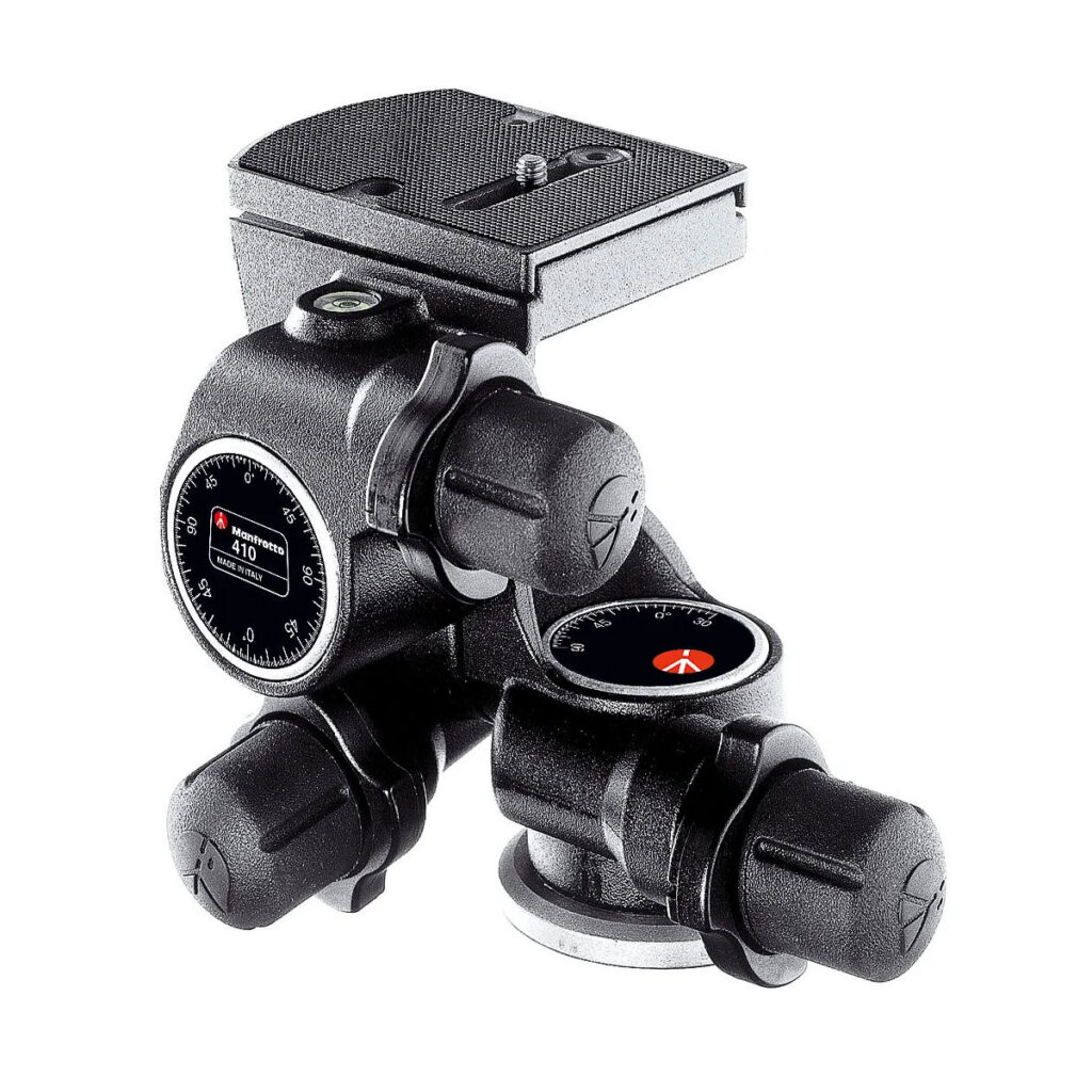 manfrotto_410 Manfrotto Geared Head Junior 410 on musta, kolmitoiminen panorointi- ja kallistuspää, jossa on säätönupit, pikavapautuslevy, mittamerkit ja punaiset Manfrotto-logot, kuvassa eristettynä valkoisella pohjalla.