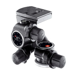 manfrotto_410 Manfrotto Geared Head Junior 410 on musta, kolmitoiminen panorointi- ja kallistuspää, jossa on säätönupit, pikavapautuslevy, mittamerkit ja punaiset Manfrotto-logot, kuvassa eristettynä valkoisella pohjalla.