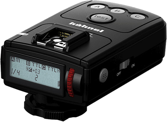 800q-01_108189 A Hähnel Viper TTL Canon -lähetin ja vastaanotin, musta kameran salaman laukaisin digitaalinäytöllä, painikkeilla, punaisella säätönupilla ja virtakytkimellä esitettynä viistosta valkoisella taustalla.