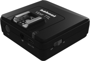 Mustassa Hähnel Viper TTL Receiver Canon -vastaanottimessa on salamakenkäkiinnitys, virtakytkin, mikro-USB-portti ja ohjauspainikkeet, jotka on suunniteltu Canon-valokuvauslaitteille.