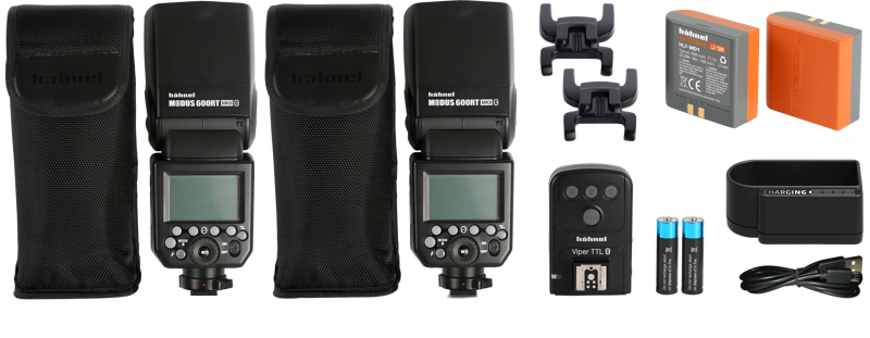 800q-01_111513 Hähnel Modus 600RT MK II Pro Kit Nikon sisältää kolme salamaa suojuksineen, kaksi akkua, kaksi jalustaa, langattoman laukaisimen akkuineen, laturin ja USB-kaapelin, jotka on järjestetty siististi valkoiselle taustalle.