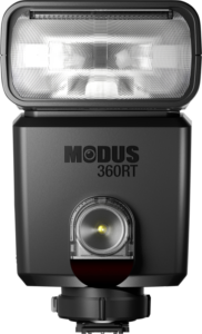 Lähikuva Hähnel Modus 360RT Speedlight MFT -salamasta, jossa korostuvat etulinssi, tuotemerkki ja ohjauskomponentit.