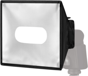 800q-01_112753 Hähnel Module Softbox on suorakulmainen, valkoinen diffuusori, jossa on musta reunus ja soikea aukko keskellä, joka on suunniteltu kiinnitettäväksi kameran salamalaitteeseen.