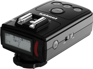 800q-01_115924 Hähnel Viper TTL Transmitter Fuji -lähetin on musta kameran salamalaukaisin, jossa on ohjauspainikkeet, nestekidenäyttö asetuksia varten, kiinnike ja sivussa oleva on/off-kytkin.