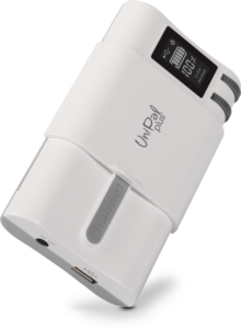 800q-01_117976 Hähnel Powerstation Unipal Plus Charger -laturi on valkoinen, kompakti ja modernisti muotoiltu lääkinnällinen laite, jossa on pieni näyttö akku-, Wi-Fi- ja hälytyskuvakkeille sekä painikkeet ja näkyvä USB-portti.