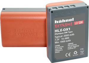 Kuvassa on kaksi harmaata ja oranssia Hähnel Battery Extreme Olympus HLX-OX1 / BLX-1 -akkuakkua: toinen on pystyssä ja näyttää etikettinsä ja tekniset tiedot, kun taas toinen makaa litteänä taustalla.