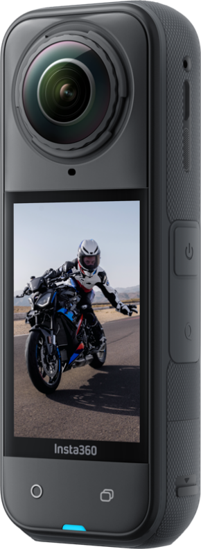 Musta Insta360 X5 BMW Motorrad Limited Edition -toimintakamera, jossa on näkyvä linssi, moottoripyöräilijää tiellä näyttävä näyttö, sivupainikkeet ja kuvioitu kahva.