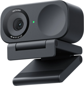 800q-01_133704 Lähikuvassa Insta360 Link 2C Standard Edition_Graphite Black -webkamerasta näkyy sen vasemmalle sijoitettu linssi, vihreä merkkivalo ja säädettävä klipsikiinnike, jotka on suunniteltu kiinnitettäväksi helposti tietokoneen näytön yläosaan.