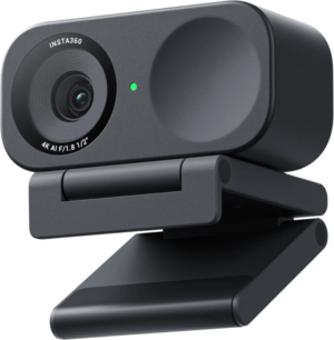 800q-01_133704 Lähikuvassa Insta360 Link 2C Standard Edition_Graphite Black -webkamerasta näkyy sen vasemmalle sijoitettu linssi, vihreä merkkivalo ja säädettävä klipsikiinnike, jotka on suunniteltu kiinnitettäväksi helposti tietokoneen näytön yläosaan.