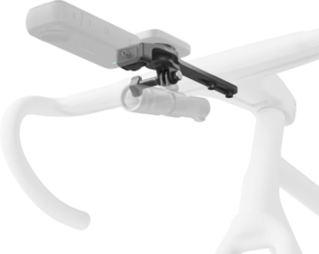 800q-01_133812 INSTA360 BIKE COMPUTER MOUNT (INTEGRATED HANDLEBARS) on esitetty minimaalisella, puoliksi läpinäkyvällä tyylillä kiinnitettynä polkupyörän ohjaustangon yläpuolelle, ja se tukee kameraa ja sen alla olevaa lisälaitetta.