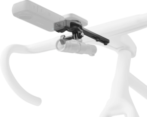 800q-01_133812 INSTA360 BIKE COMPUTER MOUNT (INTEGRATED HANDLEBARS) on esitetty minimaalisella, puoliksi läpinäkyvällä tyylillä kiinnitettynä polkupyörän ohjaustangon yläpuolelle, ja se tukee kameraa ja sen alla olevaa lisälaitetta.