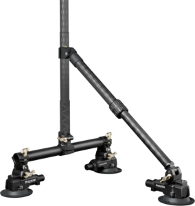 800q-01_133815 Insta360 Triple Suction Cup Car Mount -autokiinnikkeessä on kolme imukuppia, säädettävät hiilikuituvarret ja metallinivelet, jotka kiinnittävät kameran turvallisesti sileisiin pintoihin.
