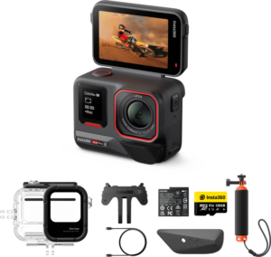 800q-01_133823 Mustan värinen Insta360 Ace Pro 2 Dive Bundle -toimintakamera on kuvassa käännettävällä näytöllä ja lisävarusteilla: vedenpitävä kotelo, kahva, akku, kaapeli, kiinnike ja 128 Gt:n microSD-kortti.