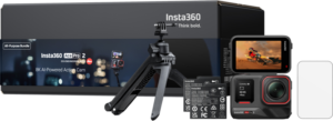 800q-01_133831 Insta360 Ace Pro 2 All-Purpose Bundle -toimintakamerapaketti sisältää kameran, ministatiivin, akun, näytönsuojan ja pakkauksen. Kameran näytöllä on moottoripyöräilijä ajamassa maastoradalla.