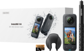 800q-01_133832 INSTA360 X4 EXPLORER BUNDLE -näyttö, joka sisältää 8K 360 -kameran, pakkauksen, linssinsuojan, 256 Gt:n muistikortin ja selfie-kepin; kameran näytöllä on hymyilevä pariskunta ulkona.