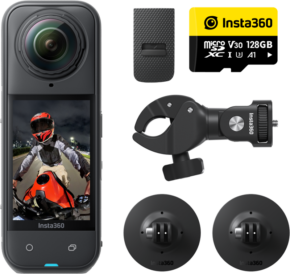 Insta360 X5 Motorcycle Bundle -actionkamera sisältää moottoripyöräilijää esittävän Insta360 X5 -kameran, 128 Gt:n microSD-muistikortin, kiinnityskiinnikkeen, kumikahvan ja kaksi pyöreää tarrakiinnikettä.