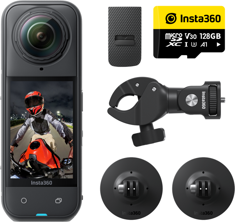 800q-01_133835 Insta360 X5 Motorcycle Bundle -actionkamera sisältää moottoripyöräilijää esittävän Insta360 X5 -kameran, 128 Gt:n microSD-muistikortin, kiinnityskiinnikkeen, kumikahvan ja kaksi pyöreää tarrakiinnikettä.