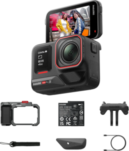 800q-01_133838 Insta360 Ace Pro 2/Ace Pro Xplorer Grip Kit (Tummanharmaa) -tarvikesetti on modulaarinen toimintakamera, jossa on kaksi naista näyttävä kääntyvä kosketusnäyttö, joka on esitetty lisävarusteiden kanssa: kiinnityskehys, akku, linssinsuojus, kahva, latauskaapeli ja kiinnike.
