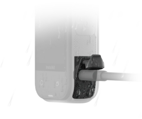 800q-01_133841 Lähikuva Insta360 X5 All-Weather USB-lataussuojasta (-latauskansi) kamerassa vesipisaroiden kanssa, jossa näkyy sivuporttiin kytketty kaapeli ja kuvioitu alue suojan lähellä.