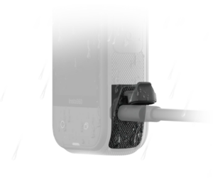 800q-01_133841 Lähikuva Insta360 X5 All-Weather USB-lataussuojasta (-latauskansi) kamerassa vesipisaroiden kanssa, jossa näkyy sivuporttiin kytketty kaapeli ja kuvioitu alue suojan lähellä.