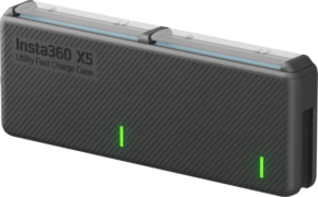 800q-01_133842 Insta360 X5 Utility Fast Charge Case -latauskotelo on suorakulmainen musta kotelo, jossa on kuvioitu pinta, kaksi vihreää merkkivaloa ja läpinäkyvä yläkansi.
