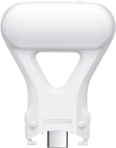 800q-01_133852 Tyylikkäässä valkoisessa Insta360 Flow 2 Pro Spotlight -led-valossa on kolmion muotoinen keskileikkaus, pyöristetty yläosa, sylinterinmuotoinen pohja ja käänteinen "Insta360"-logo alareunassa.