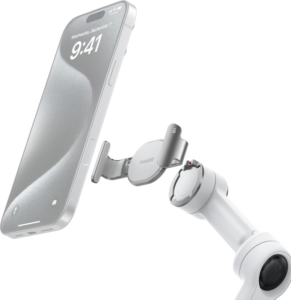 800q-01_133855 Hopeaa älypuhelinta pidetään Insta360 Flow 2 Pro Magnetic Phone Clamp (Stone Grey) -puhelinkiinnikkeellä, joka on kiinnitetty valkoisen säädettävän robottivarren päähän vaaleaa taustaa vasten.