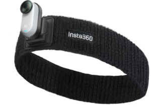 800q-01_133860 Insta360 GO 3/GO 3S Headband Pivot Mount -otsapantakiinnike on musta kuvioitu otsapanta, jossa on Insta360-logo ja pieni toimintakamera, joka on asennettu vasemmalle etupuolelle.