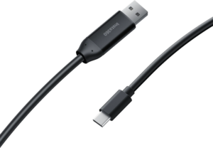 Lähikuva Insta360 Extra Long USB-A - USB-C -kaapelista (10 m) -kaapeli, musta väri, jossa korostuvat USB-A- ja USB-C-liittimet vaaleanharmaalla taustalla.