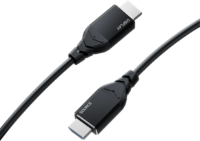 800q-01_133863 Insta360 Connect Extra Long HDMI-kaapeli (10 m) -kaapeli näkyy mustana ja siinä on merkityt liittimet - toisessa päässä SOURCE ja toisessa DISPLAY - vaalealla taustalla.