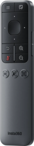 800q-01_133868 Insta360 Connect -kaukosäädin on tyylikäs musta kaukosäädin, jossa on useita painikkeita - mykistys, suuntaläppä ja muut - ja joka on suunniteltu Insta360-kameroiden saumattomaan käyttöön.