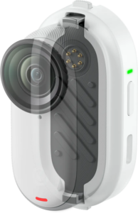 800q-01_133890 Lähikuvassa Insta360 GO 3/GO 3S Battery Pack -akkupaketista -akkupaketti näyttää sen kompaktin, valkoisen muotoilun, jossa on sivupainikkeet, merkkivalot ja suuri linssi, jossa on puoliksi läpinäkyvä päällyste, joka paljastaa sisäiset elektroniset komponentit.